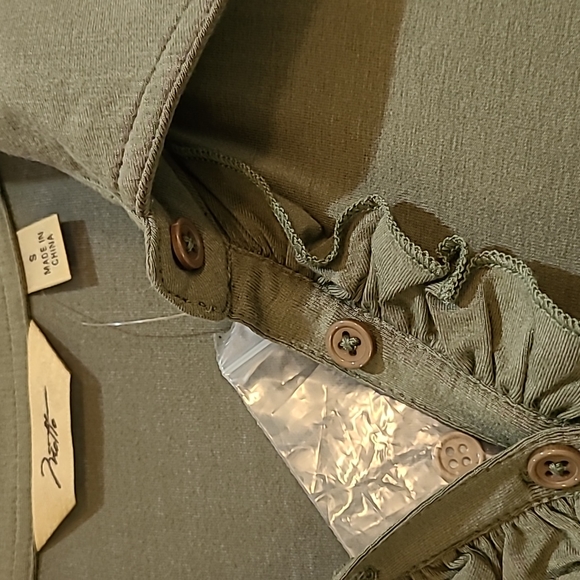 NWOT Motto olive 95%rayon/5% knit shift with mini ruffled button collar. S. - Picture 4 of 7